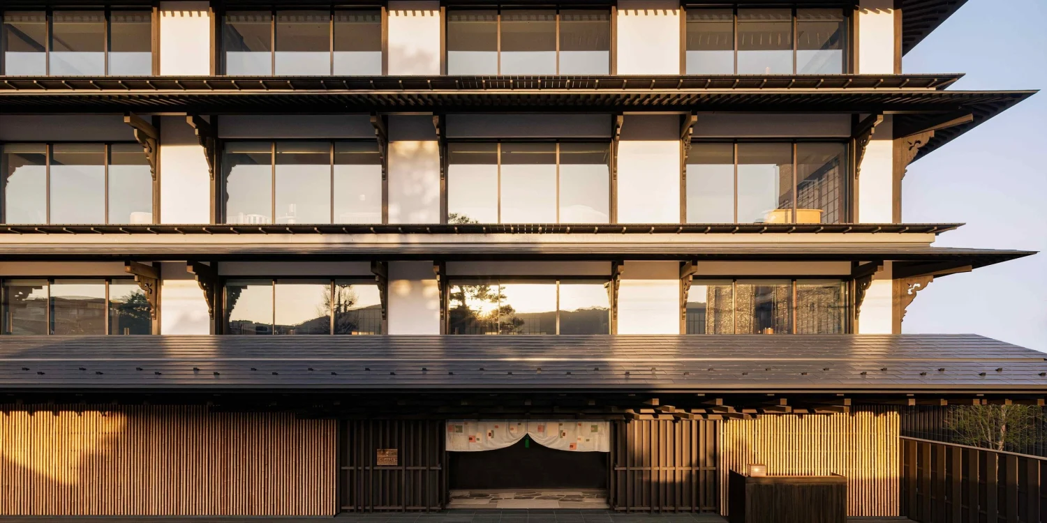 Façade du Capella Kyoto signée Kengo Kuma, l'un des nouveaux hôtels de luxe de Kyoto, à Miyagawa-cho