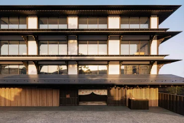 Façade du Capella Kyoto signée Kengo Kuma, l'un des nouveaux hôtels de luxe de Kyoto, à Miyagawa-cho