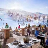 La terrasse de l'hôtel Bârma face à la piste Moretta enneigée à Courchevel La Tania, l'un des nouveaux hôtels de luxe au ski de l'hiver 2026-2027
