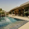 Villa avec piscine privée du Raffles Sentosa Singapore, entourée de végétation tropicale sur l'île de Sentosa