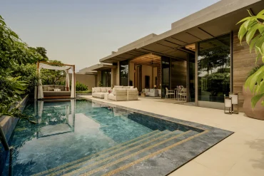 Villa avec piscine privée du Raffles Sentosa Singapore, entourée de végétation tropicale sur l'île de Sentosa
