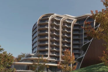 Rendu de la façade de l'Oakmond Marbella Wellness Clinic Resort, ancien hôtel Incosol, avec ses balcons ondulés dans la verdure