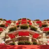La façade de l'Hôtel Plaza Athénée avenue Montaigne à Paris, avec ses stores rouges et ses géraniums, hôtel de Miranda Priestly dans Le Diable s'habille en Prada