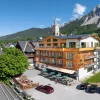 Le village de Ramsau am Dachstein, son église et l'hôtel Pehab au pied du massif du Dachstein