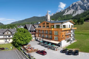 Le village de Ramsau am Dachstein, son église et l'hôtel Pehab au pied du massif du Dachstein