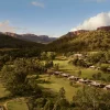 Vue aérienne des lodges de l'Emirates Wolgan Valley, a Ritz-Carlton Lodge, au pied des falaises de grès des Blue Mountains