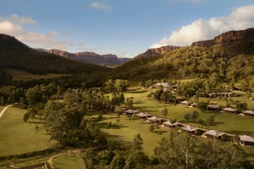 Vue aérienne des lodges de l'Emirates Wolgan Valley, a Ritz-Carlton Lodge, au pied des falaises de grès des Blue Mountains