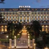 La façade illuminée du Palace Merano et son parc, le soir, à Merano