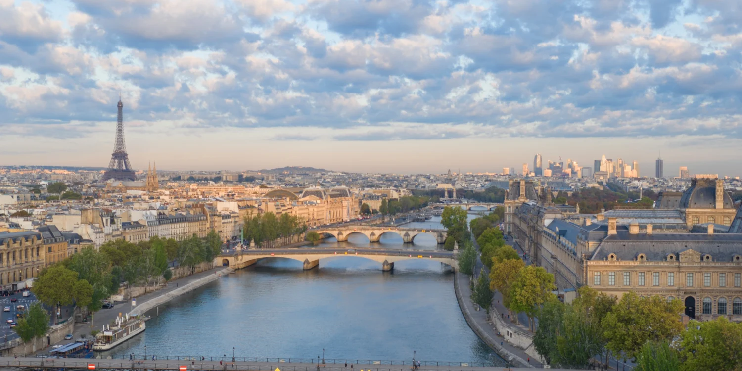 Vue sur la Seine, le Pont-Neuf et la tour Eiffel depuis le palace Cheval Blanc Paris