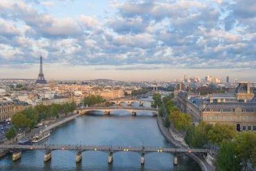 Vue sur la Seine, le Pont-Neuf et la tour Eiffel depuis le palace Cheval Blanc Paris