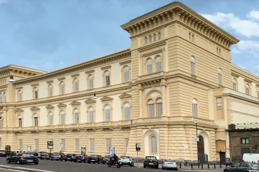 La façade ocre du Palazzo Sirignano sur la Riviera di Chiaia à Naples, avec ses fenêtres à frontons et ses deux tours d'angle