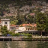 L'ex-Grand Hotel Imperiale de Moltrasio vu du lac de Côme, futur Raffles Lake Como, avec son ponton, ses villas et son kiosque