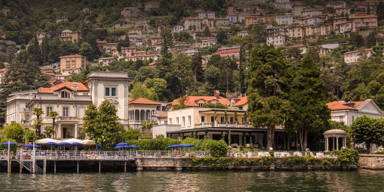 L'ex-Grand Hotel Imperiale de Moltrasio vu du lac de Côme, futur Raffles Lake Como, avec son ponton, ses villas et son kiosque