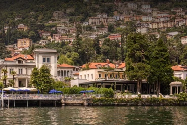 L'ex-Grand Hotel Imperiale de Moltrasio vu du lac de Côme, futur Raffles Lake Como, avec son ponton, ses villas et son kiosque