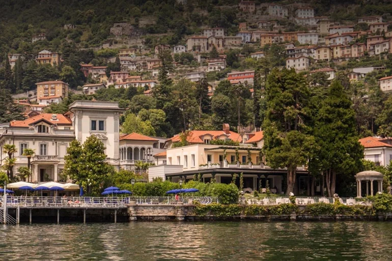 L'ex-Grand Hotel Imperiale de Moltrasio vu du lac de Côme, futur Raffles Lake Como, avec son ponton, ses villas et son kiosque