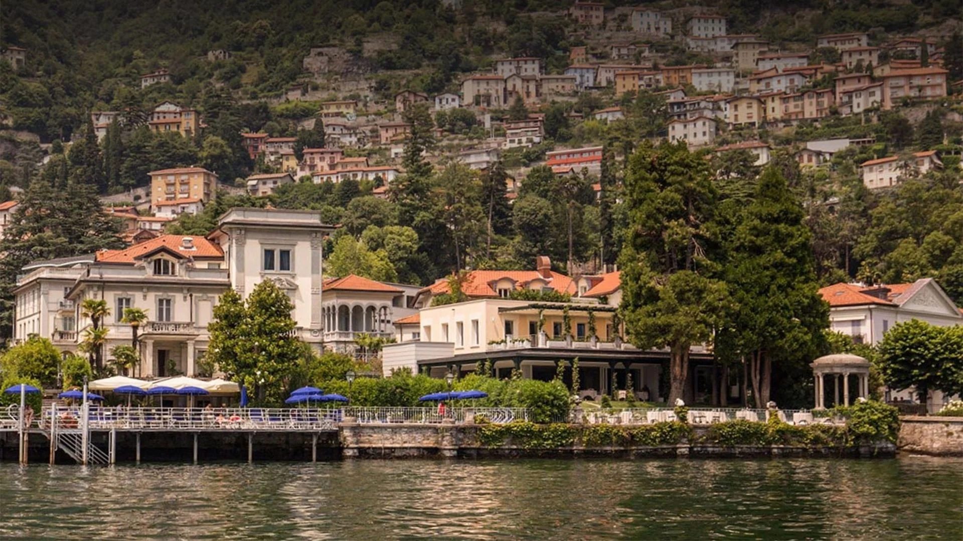 L'ex-Grand Hotel Imperiale de Moltrasio vu du lac de Côme, futur Raffles Lake Como, avec son ponton, ses villas et son kiosque