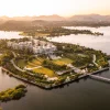 Vue aérienne de l'île du Raffles Udaipur sur le lac Udai Sagar au coucher du soleil