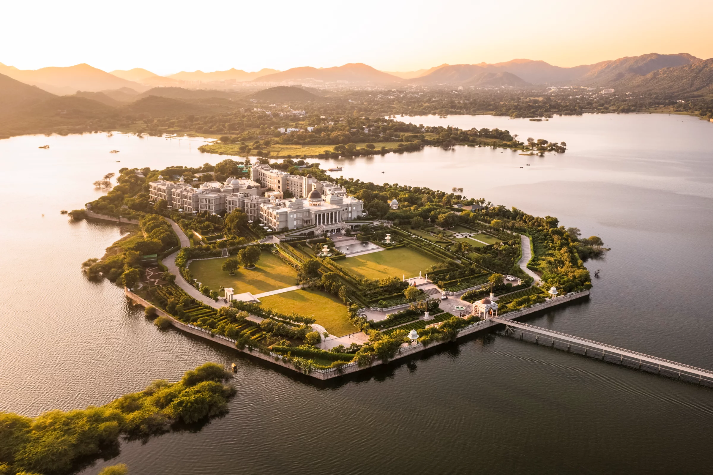 Vue aérienne de l'île du Raffles Udaipur sur le lac Udai Sagar au coucher du soleil