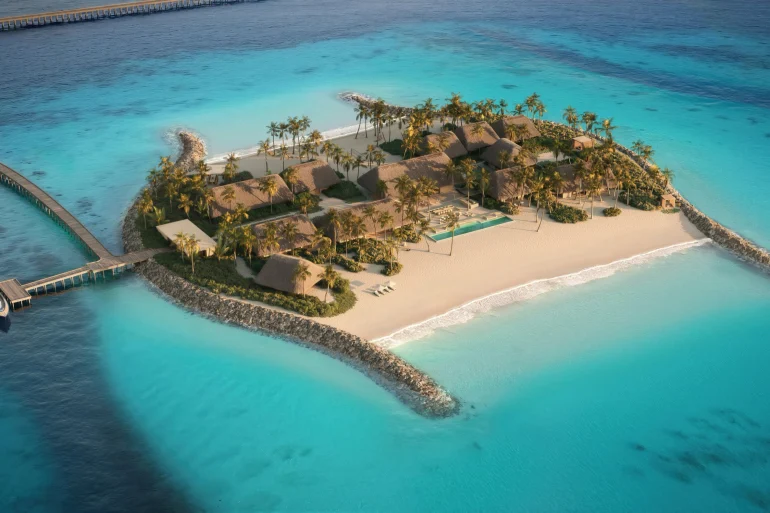 Rendu d'une résidence Aman Residences Amanolu occupant sa propre île privée, plage des deux côtés et ponton, atoll de Vaavu aux Maldives