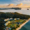 Vue aérienne de l'Anantara Koh Yao Yai Resort & Villas au lever du soleil, face aux pitons calcaires de la baie de Phang Nga