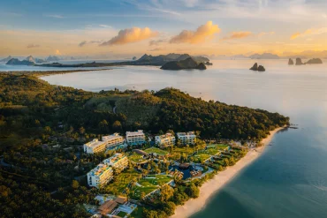 Vue aérienne de l'Anantara Koh Yao Yai Resort & Villas au lever du soleil, face aux pitons calcaires de la baie de Phang Nga