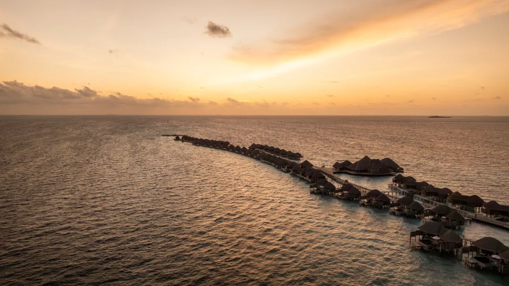 El resort Constance Halaveli reabre en Maldivas con 57 Water Villas rediseñadas por Studio MHNA