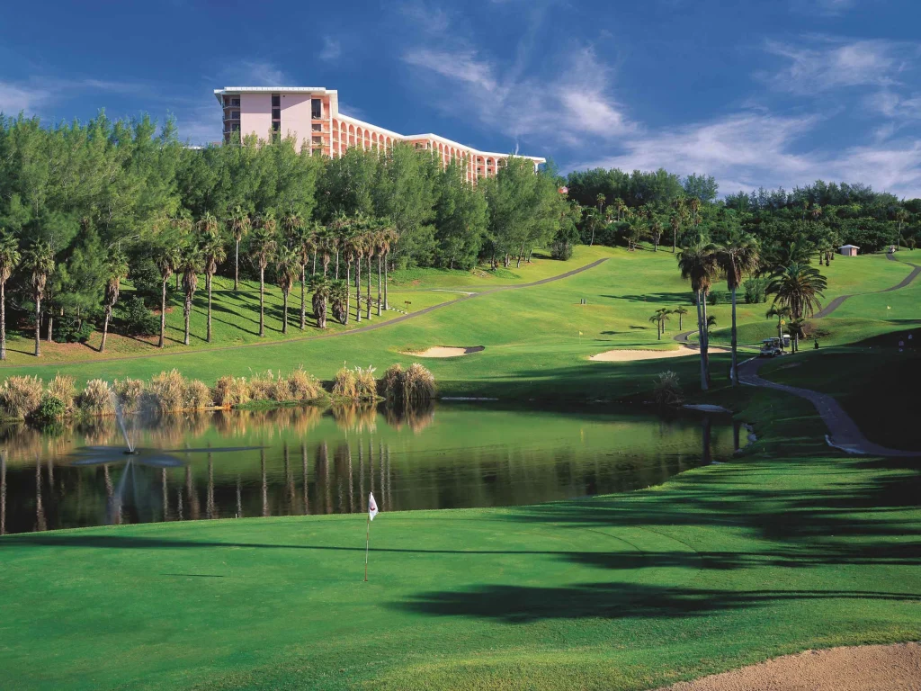 Le resort Fairmont Southampton, aux Bermudes, ne rouvrira qu&rsquo;en 2027 : 593 chambres et 550 millions de dollars de travaux