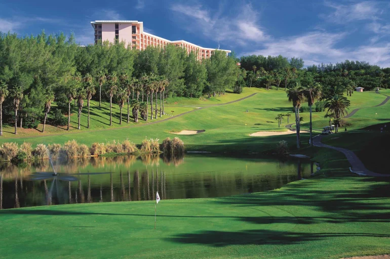 Le Fairmont Southampton dominant le parcours de golf de Turtle Hill, aux Bermudes