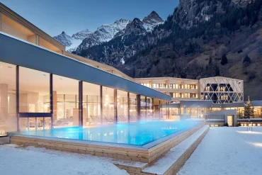 La piscine infinity extérieure chauffée du Feuerstein Nature Family Resort sous la neige, au pied des sommets du Pflerschtal