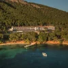 Vue aérienne du Four Seasons Resort Mallorca at Formentor entre la pinède et la baie turquoise de Formentor, à Majorque