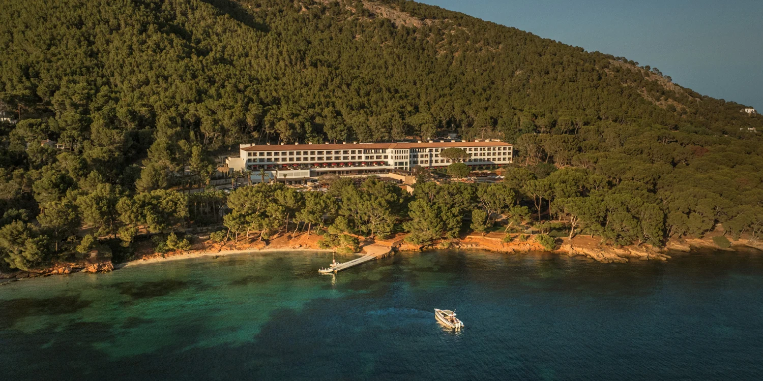 Vue aérienne du Four Seasons Resort Mallorca at Formentor entre la pinède et la baie turquoise de Formentor, à Majorque