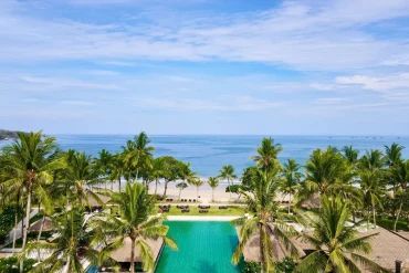 Vue aérienne de la piscine et de la plage de l'InterContinental Bali Resort, baie de Jimbaran