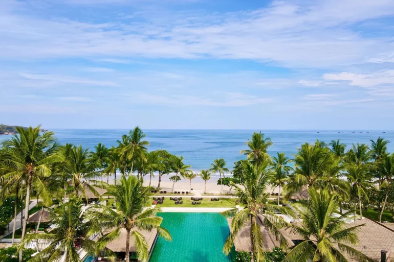 Vue aérienne de la piscine et de la plage de l'InterContinental Bali Resort, baie de Jimbaran