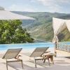 La piscine à débordement du Jakobsberg Nature Resort sur le toit-terrasse, face à la boucle du Rhin près de Boppard