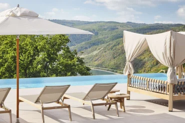 La piscine à débordement du Jakobsberg Nature Resort sur le toit-terrasse, face à la boucle du Rhin près de Boppard