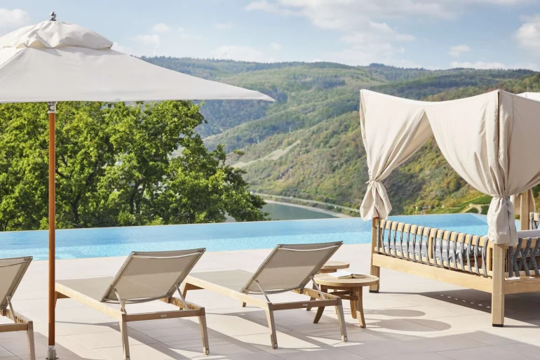 La piscine à débordement du Jakobsberg Nature Resort sur le toit-terrasse, face à la boucle du Rhin près de Boppard