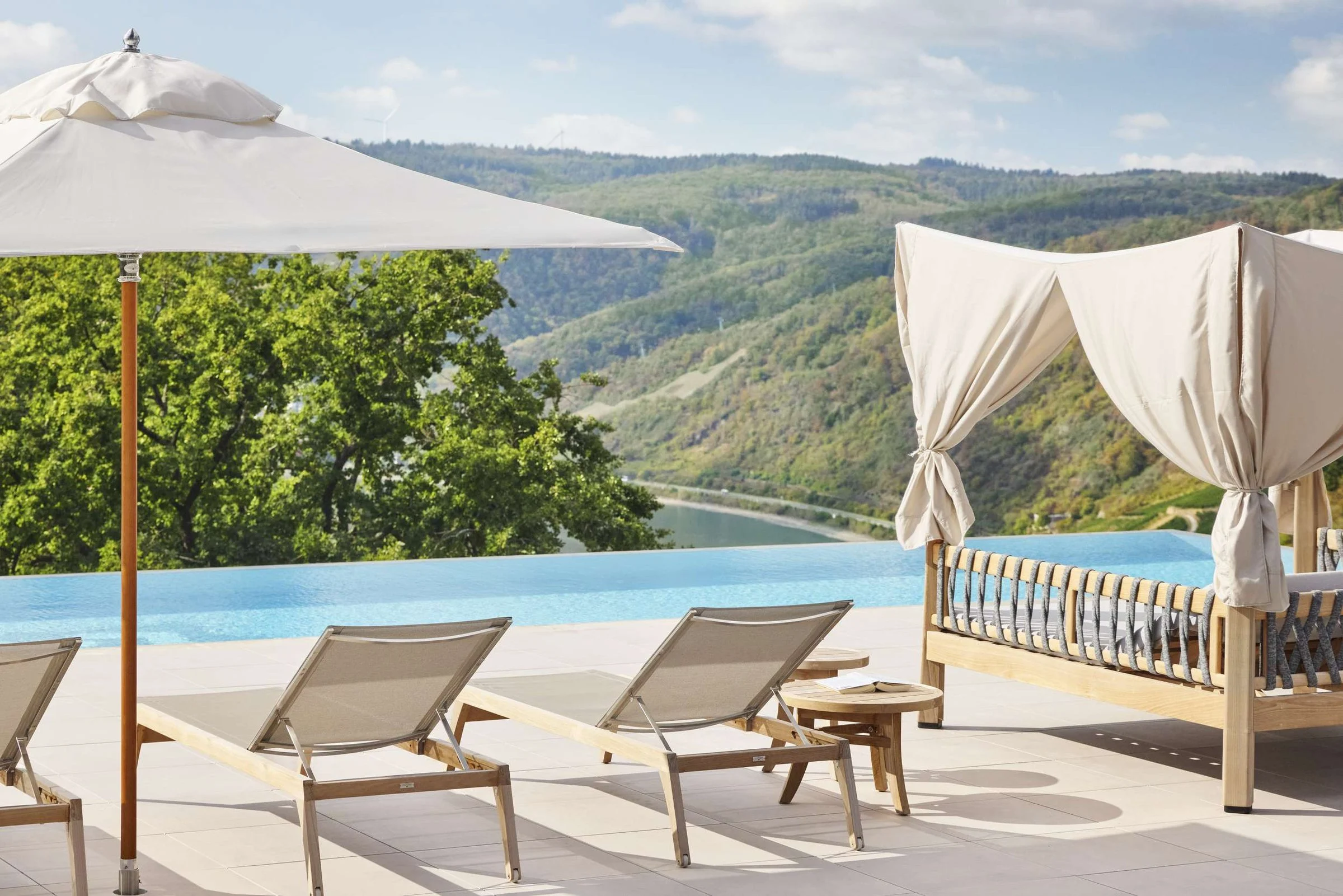 La piscine à débordement du Jakobsberg Nature Resort sur le toit-terrasse, face à la boucle du Rhin près de Boppard
