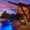 Le restaurant Casado du JW Marriott Costa Elena Resort & Spa au bord de la piscine à débordement au coucher du soleil, Guanacaste