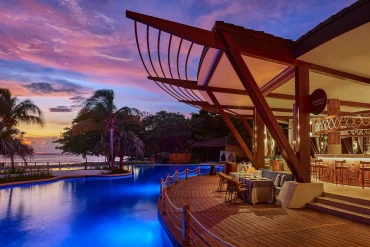 Le restaurant Casado du JW Marriott Costa Elena Resort & Spa au bord de la piscine à débordement au coucher du soleil, Guanacaste
