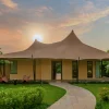 Suite sous tente du JW Marriott Ranthambore Resort & Spa au coucher du soleil, au milieu d'un jardin