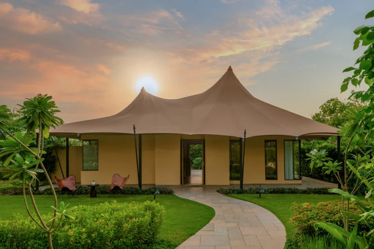 Suite sous tente du JW Marriott Ranthambore Resort & Spa au coucher du soleil, au milieu d'un jardin