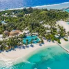 Vue aérienne de l'île de Kandooma dans l'atoll de Malé Sud, avec sa plage, sa piscine et son ponton