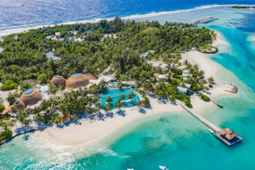 Vue aérienne de l'île de Kandooma dans l'atoll de Malé Sud, avec sa plage, sa piscine et son ponton