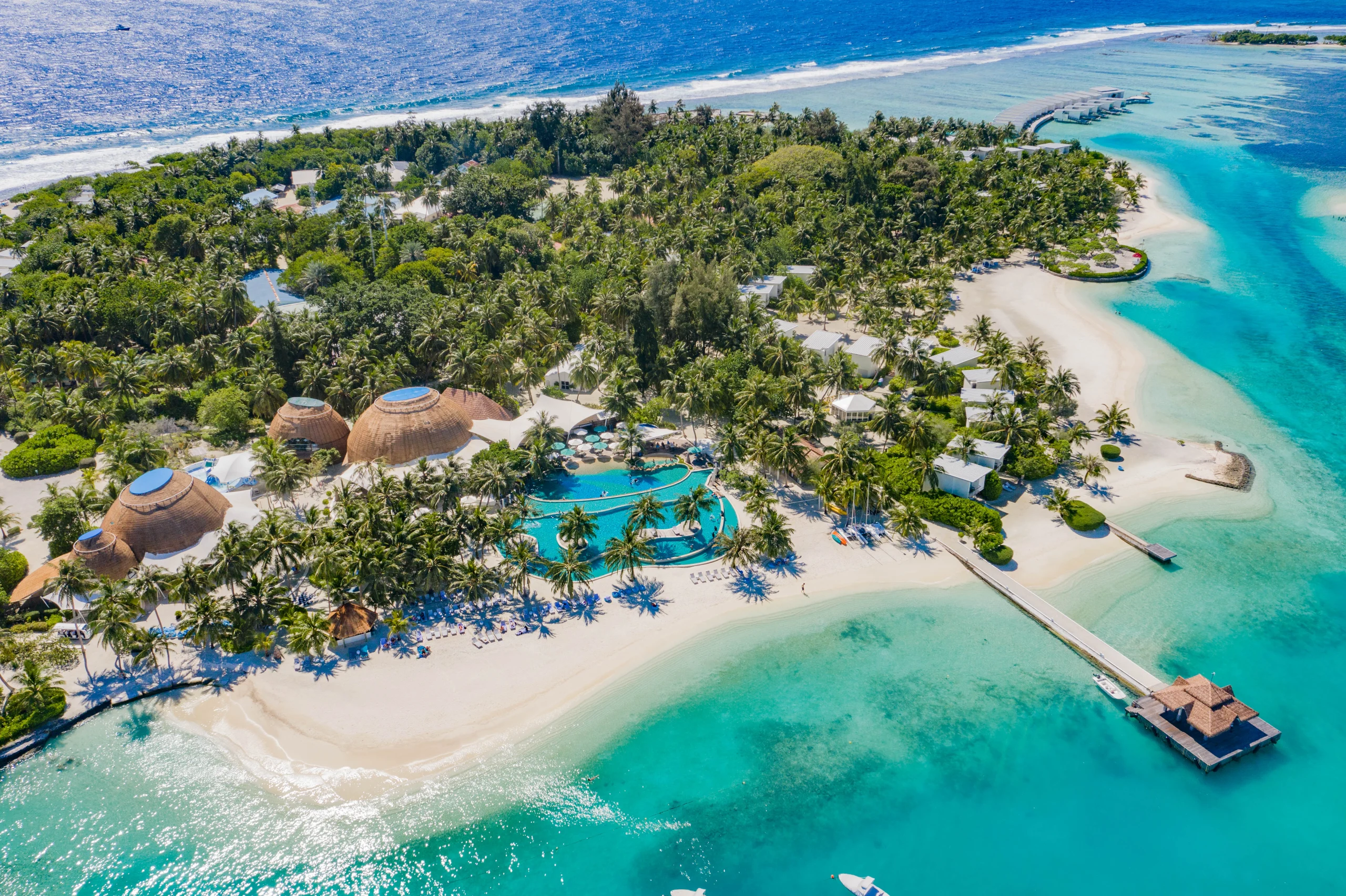 Vue aérienne de l'île de Kandooma dans l'atoll de Malé Sud, avec sa plage, sa piscine et son ponton
