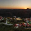 Vue aérienne au coucher du soleil du Mementos by ITC Hotels Ekaaya Udaipur, autre resort de la marque, dans les collines des Aravalli
