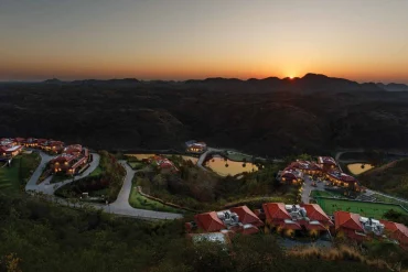 Vue aérienne au coucher du soleil du Mementos by ITC Hotels Ekaaya Udaipur, autre resort de la marque, dans les collines des Aravalli