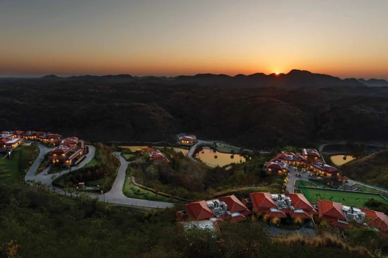 Vue aérienne au coucher du soleil du Mementos by ITC Hotels Ekaaya Udaipur, autre resort de la marque, dans les collines des Aravalli