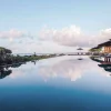 La piscine à débordement du NIZUC Resort & Spa, à Cancún, qui se fond dans la mer des Caraïbes