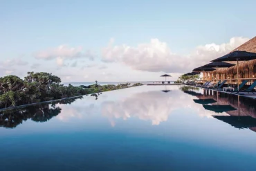 La piscine à débordement du NIZUC Resort & Spa, à Cancún, qui se fond dans la mer des Caraïbes