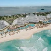 Vue aérienne du resort Paradisus Cancún, ses pyramides blanches et sa plage sur la mer des Caraïbes
